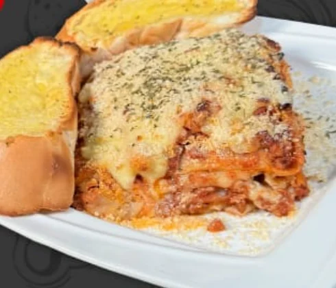 Pasticho tradicional con pan de ajo